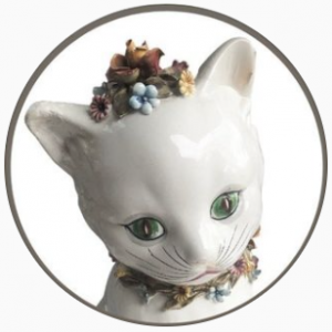 The Keepthings Logo featuring a porcelein kitten with floral headdress and collar.